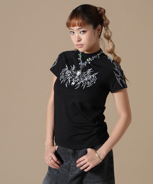 L.H.P(エルエイチピー)の「MAVYTH/メヴィス/TRIBAL HIGH NECK TEE(Tシャツ/カットソー・レディース・ブラック/ホワイト・M/L)」の1枚目の写真