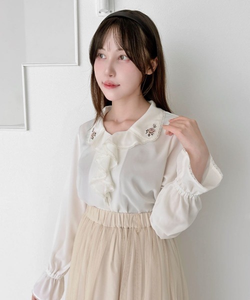 an another angelus（アンアナザーアンジェラス）の「ローズ刺繍ラッフル衿ブラウス/fint フィント（シャツ/ブラウス・レディース・アイボリー/ピンクベージュ・FREE）」の2枚目の写真