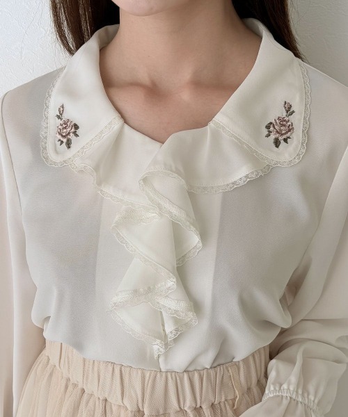 an another angelus（アンアナザーアンジェラス）の「ローズ刺繍ラッフル衿ブラウス/fint フィント（シャツ/ブラウス・レディース・アイボリー/ピンクベージュ・FREE）」の7枚目の写真