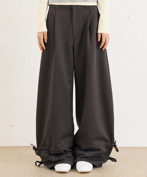 FCMM(エフシーエムエム)の「DRAWSTRING SLACKS / ドローコードスラックス(スラックス・レディース・ネイビー/ブラウン/チャコールグレー・SMALL/MEDIUM/LARGE)」の1枚目の写真