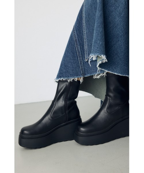 AZUL by moussy（アズールバイマウジー）の「【+8cmUP！】ウェッジソールストレッチショートブーツ 秋服 冬服　厚底　足長　足長　スタイルアップ　盛れる　靴（ブーツ・レディース・ブラック・LARGE/MEDIUM/SMALL）」の2枚目の写真