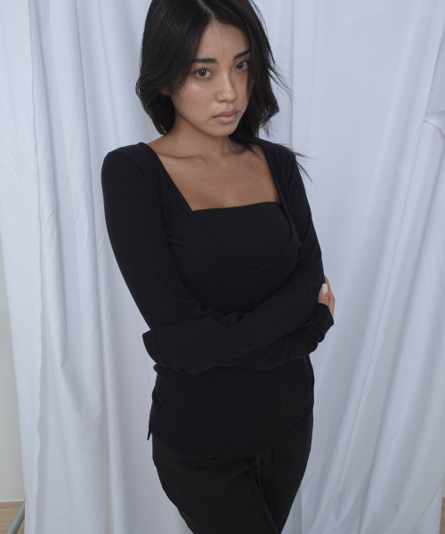CHICKS(チックス)の「ディープVネック スリムフィット ロングスリーブ Tシャツ ブラック(Tシャツ/カットソー・レディース・ブラック・ONE SIZE)」の2枚目の写真