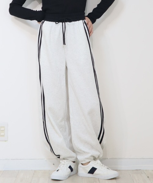 DISKEEN SURE(ディスキーンシュアー)の「サイドライン入りで脚長効果抜群★スピンドル付2WAYカーブスウェットパンツ(スウェットパンツ・レディース・ブラック/ホワイト/ネイビー/グレー・FREE)」の2枚目の写真