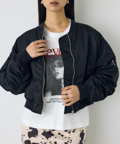 AZUL by moussy（アズールバイマウジー）の「ショート中綿MA-1 秋服 冬服　ブルゾン　フライトジャケット　カジュアル　ショート丈（ブルゾン・レディース・ブラック/カーキ/アイボリー・FREE）」の2枚目の写真