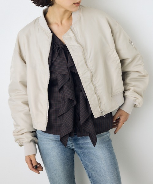 AZUL by moussy（アズールバイマウジー）の「ショート中綿MA-1 秋服 冬服　ブルゾン　フライトジャケット　カジュアル　ショート丈（ブルゾン・レディース・ブラック/カーキ/アイボリー・FREE）」の4枚目の写真