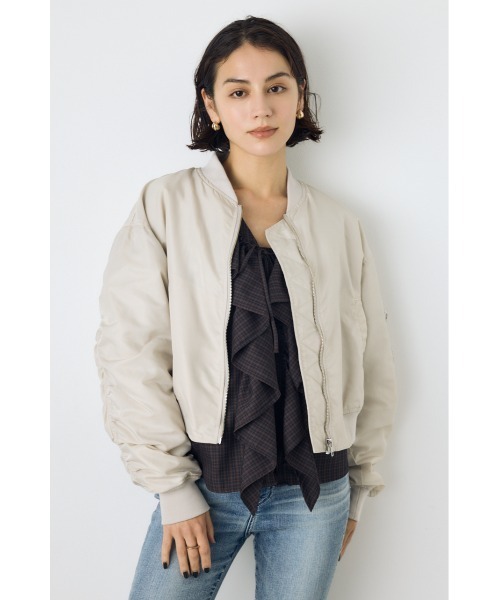 AZUL by moussy（アズールバイマウジー）の「ショート中綿MA-1 秋服 冬服　ブルゾン　フライトジャケット　カジュアル　ショート丈（ブルゾン・レディース・ブラック/カーキ/アイボリー・FREE）」の6枚目の写真