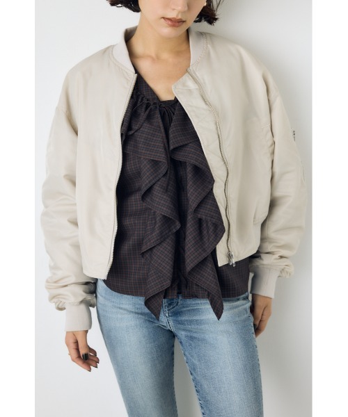 AZUL by moussy（アズールバイマウジー）の「ショート中綿MA-1 秋服 冬服　ブルゾン　フライトジャケット　カジュアル　ショート丈（ブルゾン・レディース・ブラック/カーキ/アイボリー・FREE）」の7枚目の写真