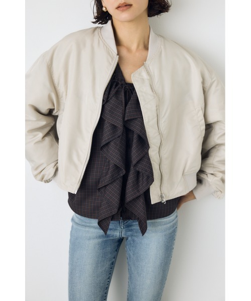 AZUL by moussy（アズールバイマウジー）の「ショート中綿MA-1 秋服 冬服　ブルゾン　フライトジャケット　カジュアル　ショート丈（ブルゾン・レディース・ブラック/カーキ/アイボリー・FREE）」の8枚目の写真