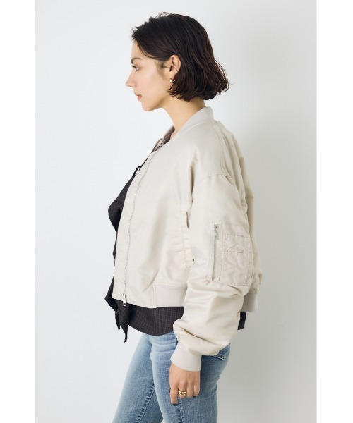 AZUL by moussy（アズールバイマウジー）の「ショート中綿MA-1 秋服 冬服　ブルゾン　フライトジャケット　カジュアル　ショート丈（ブルゾン・レディース・ブラック/カーキ/アイボリー・FREE）」の9枚目の写真