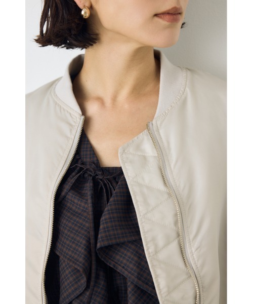 AZUL by moussy（アズールバイマウジー）の「ショート中綿MA-1 秋服 冬服　ブルゾン　フライトジャケット　カジュアル　ショート丈（ブルゾン・レディース・ブラック/カーキ/アイボリー・FREE）」の12枚目の写真