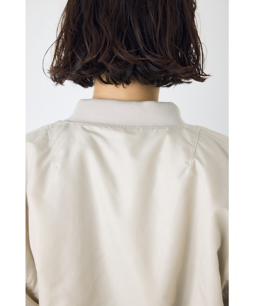 AZUL by moussy（アズールバイマウジー）の「ショート中綿MA-1 秋服 冬服　ブルゾン　フライトジャケット　カジュアル　ショート丈（ブルゾン・レディース・ブラック/カーキ/アイボリー・FREE）」の13枚目の写真
