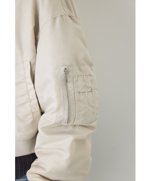 AZUL by moussy（アズールバイマウジー）の「ショート中綿MA-1 秋服 冬服　ブルゾン　フライトジャケット　カジュアル　ショート丈（ブルゾン・レディース・ブラック/カーキ/アイボリー・FREE）」の14枚目の写真