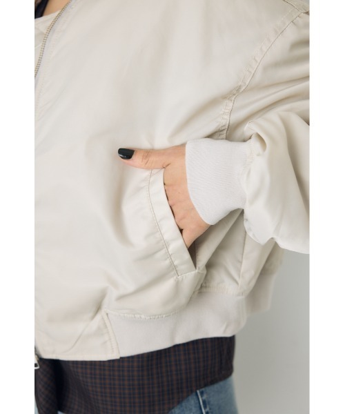 AZUL by moussy（アズールバイマウジー）の「ショート中綿MA-1 秋服 冬服　ブルゾン　フライトジャケット　カジュアル　ショート丈（ブルゾン・レディース・ブラック/カーキ/アイボリー・FREE）」の17枚目の写真