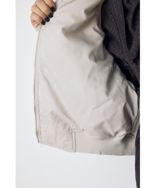AZUL by moussy（アズールバイマウジー）の「ショート中綿MA-1 秋服 冬服　ブルゾン　フライトジャケット　カジュアル　ショート丈（ブルゾン・レディース・ブラック/カーキ/アイボリー・FREE）」の18枚目の写真