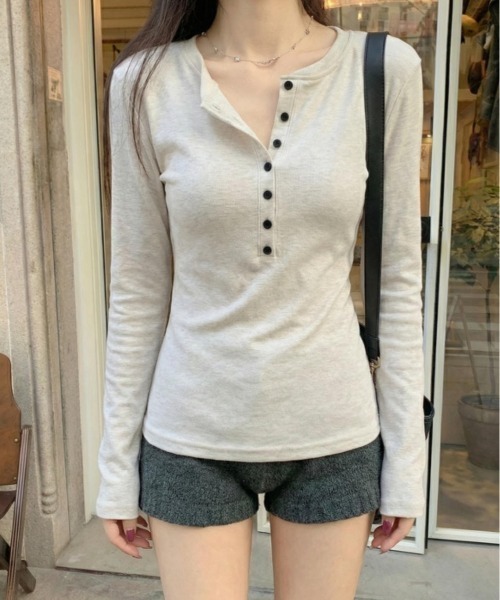 Bifrost（ビフレスト）の「ヘンリーネック長袖カットソー（Tシャツ/カットソー・レディース・ブラック/ベージュ/グレー・FREE）」の11枚目の写真
