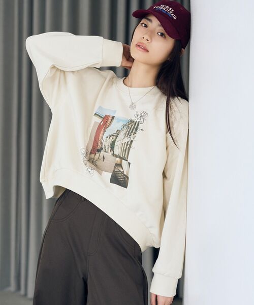 earth music&ecology(アースミュージックアンドエコロジー)の「フォトプリントフラワーラインスウェット(スウェット・レディース・ピンク/アイボリー/グレー・FREE)」の22枚目の写真