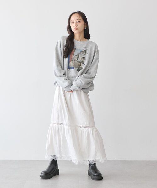 earth music&ecology(アースミュージックアンドエコロジー)の「フォトプリントフラワーラインスウェット(スウェット・レディース・ピンク/アイボリー/グレー・FREE)」の9枚目の写真