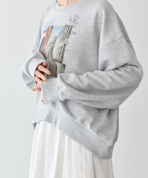 earth music&ecology(アースミュージックアンドエコロジー)の「フォトプリントフラワーラインスウェット(スウェット・レディース・ピンク/アイボリー/グレー・FREE)」の13枚目の写真