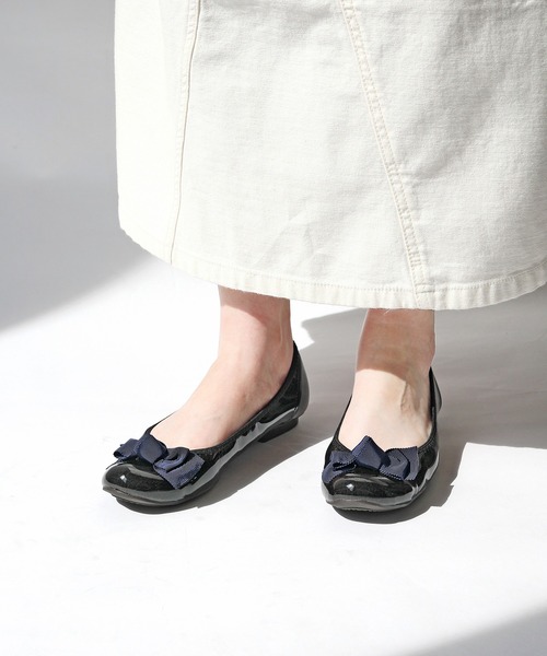 RiiiKa（リーカ）の「【安心の日本製】リボンフラットパンプス【RiiiKa/リーカ】（パンプス・レディース・ブラック/ブラウン系その他/ブラウン系その他2/ネイビー/ブラック系その他/ブラック系その他2/ベージュ系その他/ブラック系その他3/グレー系その他/ブラック系その他4・24.5cm/23.0cm/25.0cm/22.0cm/23.5cm/22.5cm/21.5cm/24.0cm/21.5㎝）」の3枚目の写真