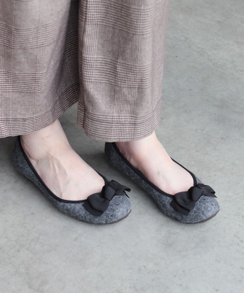 RiiiKa（リーカ）の「【安心の日本製】リボンフラットパンプス【RiiiKa/リーカ】（パンプス・レディース・ブラック/ブラウン系その他/ブラウン系その他2/ネイビー/ブラック系その他/ブラック系その他2/ベージュ系その他/ブラック系その他3/グレー系その他/ブラック系その他4・24.5cm/23.0cm/25.0cm/22.0cm/23.5cm/22.5cm/21.5cm/24.0cm/21.5㎝）」の7枚目の写真