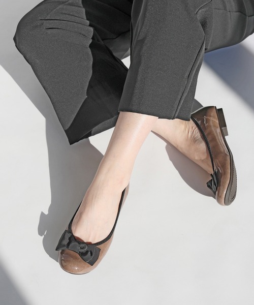 RiiiKa（リーカ）の「【安心の日本製】リボンフラットパンプス【RiiiKa/リーカ】（パンプス・レディース・ブラック/ブラウン系その他/ブラウン系その他2/ネイビー/ブラック系その他/ブラック系その他2/ベージュ系その他/ブラック系その他3/グレー系その他/ブラック系その他4・24.5cm/23.0cm/25.0cm/22.0cm/23.5cm/22.5cm/21.5cm/24.0cm/21.5㎝）」の8枚目の写真