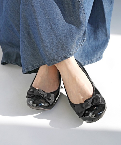 RiiiKa（リーカ）の「【安心の日本製】リボンフラットパンプス【RiiiKa/リーカ】（パンプス・レディース・ブラック/ブラウン系その他/ブラウン系その他2/ネイビー/ブラック系その他/ブラック系その他2/ベージュ系その他/ブラック系その他3/グレー系その他/ブラック系その他4・24.5cm/23.0cm/25.0cm/22.0cm/23.5cm/22.5cm/21.5cm/24.0cm/21.5㎝）」の4枚目の写真