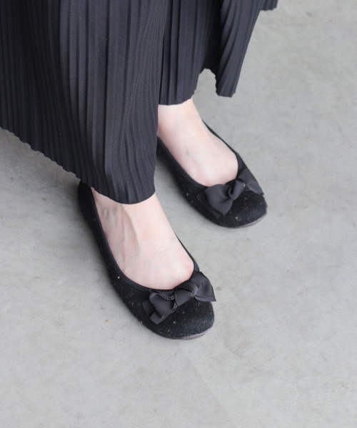 RiiiKa（リーカ）の「【安心の日本製】リボンフラットパンプス【RiiiKa/リーカ】（パンプス・レディース・ブラック/ブラウン系その他/ブラウン系その他2/ネイビー/ブラック系その他/ブラック系その他2/ベージュ系その他/ブラック系その他3/グレー系その他/ブラック系その他4・24.5cm/23.0cm/25.0cm/22.0cm/23.5cm/22.5cm/21.5cm/24.0cm/21.5㎝）」の5枚目の写真