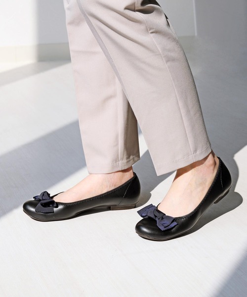 RiiiKa（リーカ）の「【安心の日本製】リボンフラットパンプス【RiiiKa/リーカ】（パンプス・レディース・ブラック/ブラウン系その他/ブラウン系その他2/ネイビー/ブラック系その他/ブラック系その他2/ベージュ系その他/ブラック系その他3/グレー系その他/ブラック系その他4・24.5cm/23.0cm/25.0cm/22.0cm/23.5cm/22.5cm/21.5cm/24.0cm/21.5㎝）」の6枚目の写真