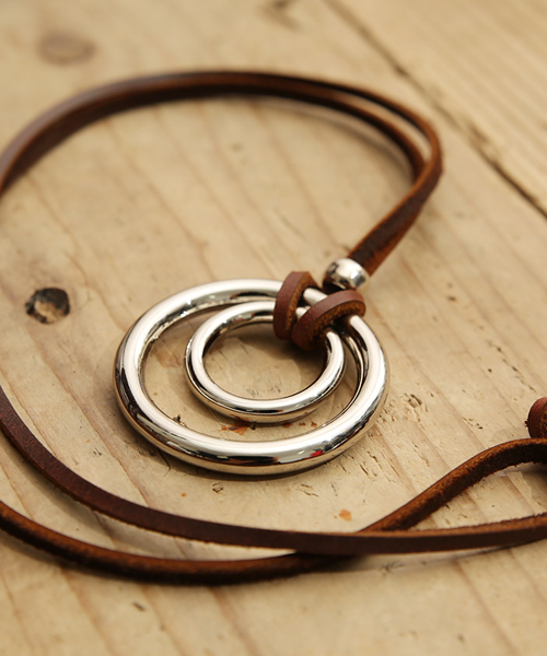 Rocky Monroe(ロッキーモンロー)の「シルバーダブルリングレザーネックレス(ネックレス・メンズ・ブラック/ブラウン・FREE)」の7枚目の写真