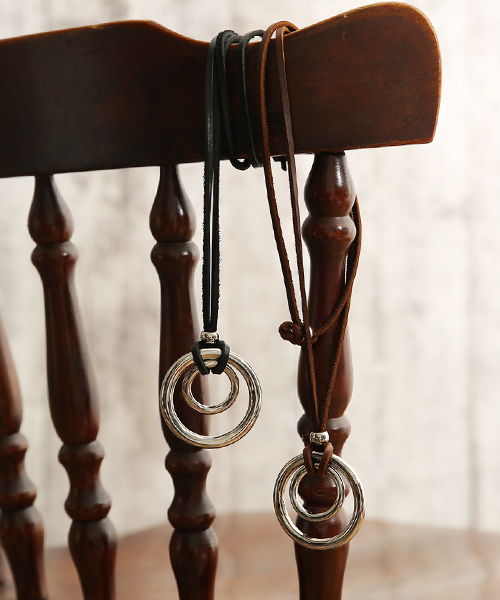 Rocky Monroe(ロッキーモンロー)の「シルバーダブルリングレザーネックレス(ネックレス・メンズ・ブラック/ブラウン・FREE)」の9枚目の写真