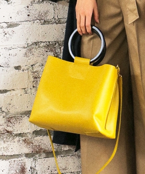 Andemiu（アンデミュウ）の「２ＷＡＹウッドリングショルダー784955（ショルダーバッグ・レディース・イエロー/ネイビー/グレー・FREE）」の3枚目の写真