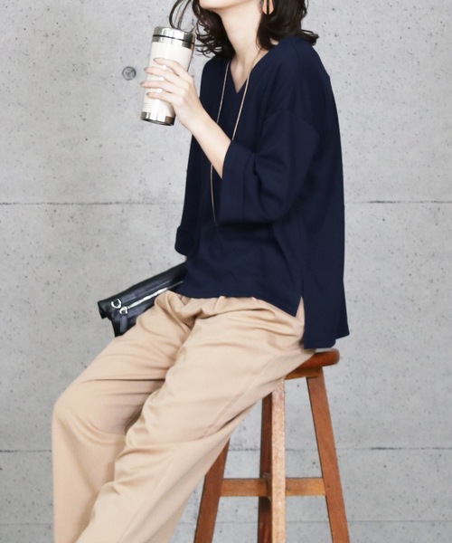 reca（レカ）の「スリット入りVネックカットソー（Tシャツ/カットソー・レディース・ブラック/ベージュ/ネイビー/グレー・FREE）」の4枚目の写真