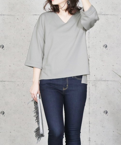 reca（レカ）の「スリット入りVネックカットソー（Tシャツ/カットソー・レディース・ブラック/ベージュ/ネイビー/グレー・FREE）」の2枚目の写真