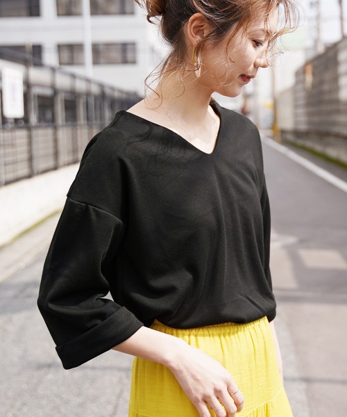 reca(レカ)の「スリット入りVネックカットソー(Tシャツ/カットソー)」|ブラック