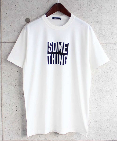 SHISKY(シスキー)の「プリント半袖Tシャツ カットソー(Tシャツ/カットソー・メンズ・モカ/ベージュ系/オフホワイト/オレンジ/ラベンダー/ホワイト系/ベージュ/ブラック/チャコール/ミント・M/L/XL)」の1枚目の写真