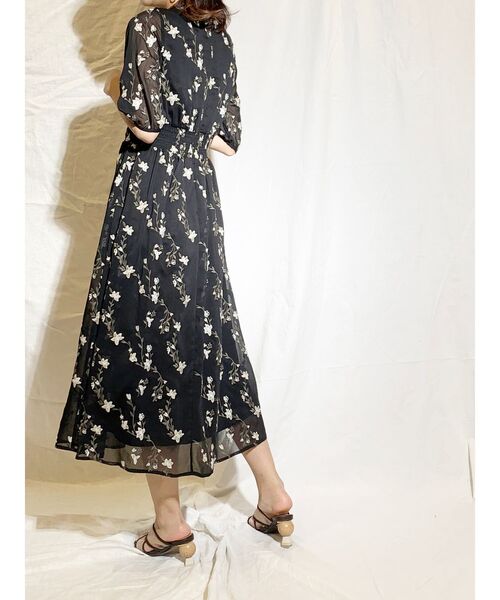 MERCURYDUO（マーキュリーデュオ）の「楊柳刺繍シャーリングワンピース（ワンピース・レディース・ブラック/ベージュ・SMALL/MEDIUM）」の8枚目の写真