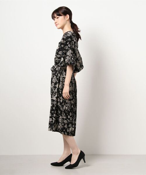 NICOLE white（ニコルホワイト）の「ボタニカル柄ワンピース（ワンピース・レディース・ブラック/ブラウン/ベージュ・FREE）」の17枚目の写真