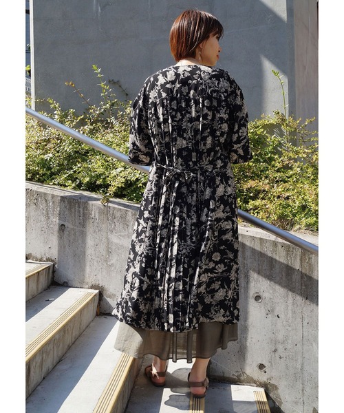 NICOLE white（ニコルホワイト）の「ボタニカル柄ワンピース（ワンピース・レディース・ブラック/ブラウン/ベージュ・FREE）」の21枚目の写真