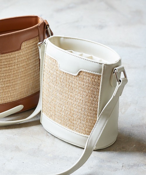 KOBE LETTUCE（コウベレタス）の「フェイクレザーカゴショルダーバッグ（かごバッグ・レディース・ブラック/アイボリー/ブラウン・FREE）」の2枚目の写真