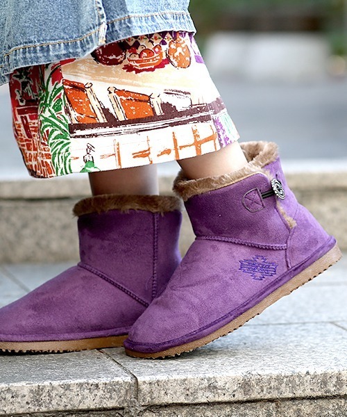 チチカカ（チチカカ）の「メタルパーツ付きムートンブーツ（ブーツ・レディース・ブラック/パープル/キャメル・MEDIUM/LARGE）」の2枚目の写真