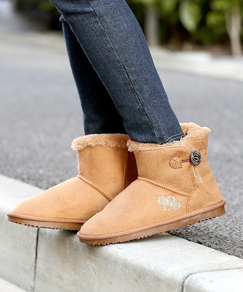 チチカカ（チチカカ）の「メタルパーツ付きムートンブーツ（ブーツ・レディース・ブラック/パープル/キャメル・MEDIUM/LARGE）」の3枚目の写真