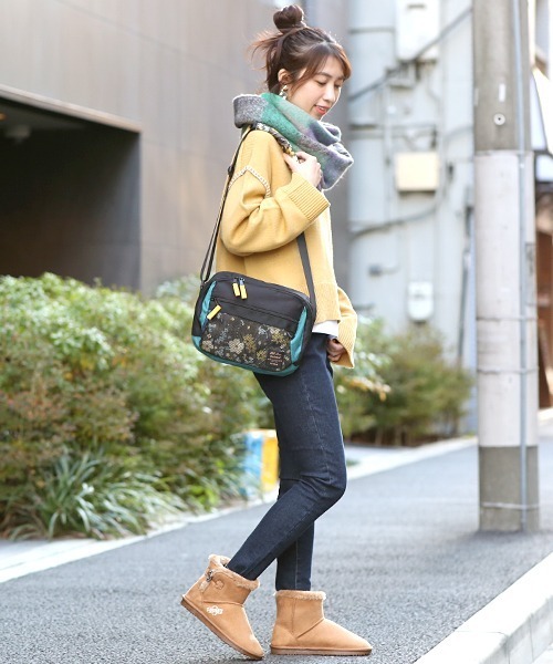 チチカカ（チチカカ）の「メタルパーツ付きムートンブーツ（ブーツ・レディース・ブラック/パープル/キャメル・MEDIUM/LARGE）」の6枚目の写真