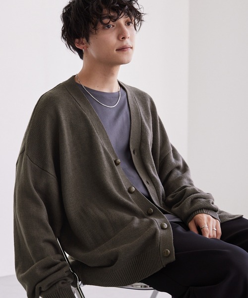 MONO-MART(モノマート)の「ボリュームニットルーズカーディガン ビッグシルエット(カーディガン/ボレロ・メンズ・ブラック/モカ/グレイッシュブルー/ダークグレー/アイボリー/グレー/オレンジ/ピンク系1/ネイビー/オリーブ/ベージュ/ライトグリーン/ピンク系2/ブルー系/パープル系/グリーン系/グリーン系2/ナチュラル/サックスブルー/スミクロ/ワイン/ブラウン/チャコールグレー/グレイッシュベージュ/ダークグリーン/グリーン/マスタード/ブルー/ダークブラウン/グリーン系3/ダークブルー/レッド/パープル系1・M/L/XL/S)」の7枚目の写真