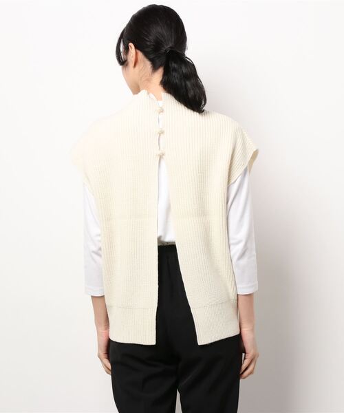 IENA(イエナ)の「パールボタンBack開き片畦ベスト(ニット/セーター・レディース・ホワイト/チャコールグレー/ネイビー・FREE)」の4枚目の写真