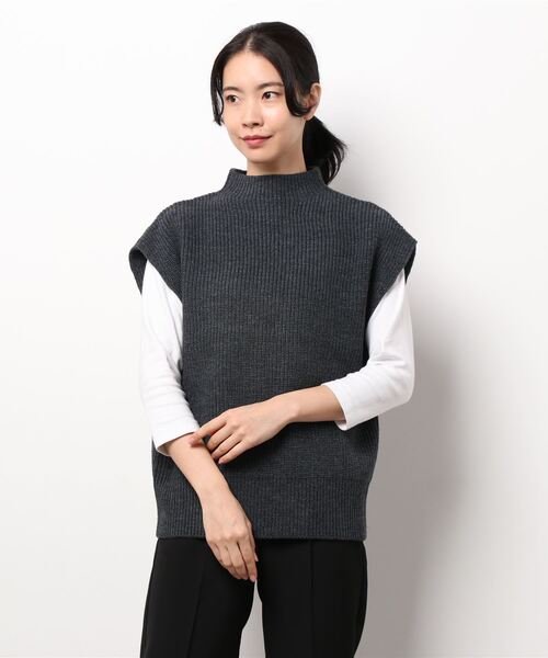 IENA(イエナ)の「パールボタンBack開き片畦ベスト(ニット/セーター・レディース・ホワイト/チャコールグレー/ネイビー・FREE)」の5枚目の写真