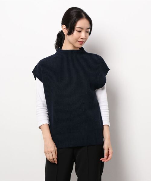 IENA(イエナ)の「パールボタンBack開き片畦ベスト(ニット/セーター・レディース・ホワイト/チャコールグレー/ネイビー・FREE)」の6枚目の写真