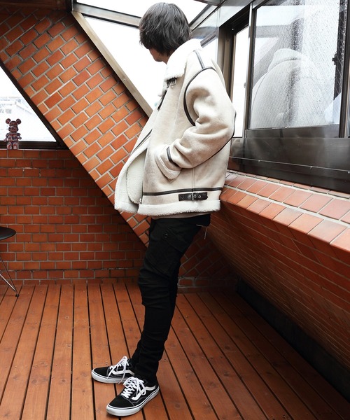 8(eight)(エイト)の「フェイクムートンBー3フライトジャケット(ブルゾン・メンズ・ブラック/アイボリー/ベージュ・MEDIUM/LARGE)」の11枚目の写真