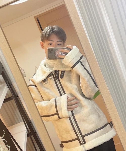 8(eight)(エイト)の「フェイクムートンBー3フライトジャケット(ブルゾン・メンズ・ブラック/アイボリー/ベージュ・MEDIUM/LARGE)」の4枚目の写真