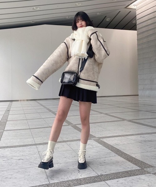 8(eight)(エイト)の「フェイクムートンBー3フライトジャケット(ブルゾン・メンズ・ブラック/アイボリー/ベージュ・MEDIUM/LARGE)」の6枚目の写真