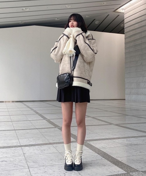 8(eight)(エイト)の「フェイクムートンBー3フライトジャケット(ブルゾン・メンズ・ブラック/アイボリー/ベージュ・MEDIUM/LARGE)」の7枚目の写真